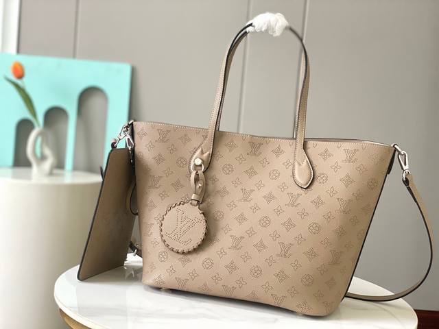 Top original M21851 New Large Tricolor Blossom Mm Tote Bag is made of Mahina cal