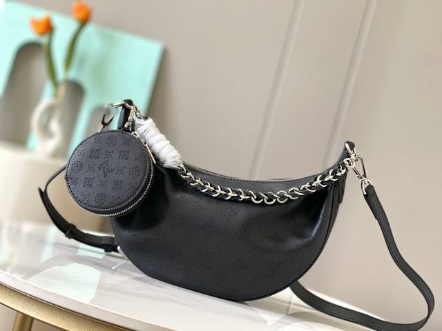 Top original, 22959 This Baia small handbag is made of soft and draped perforate