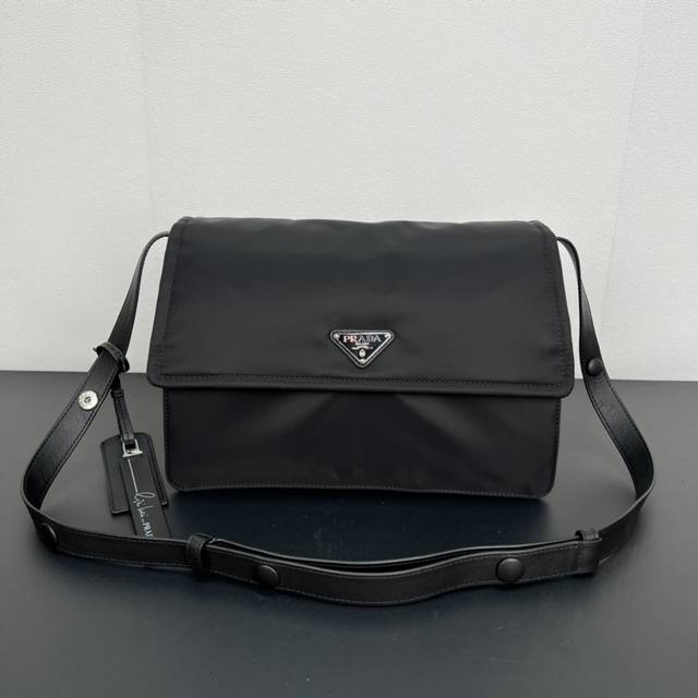 Original quality popular messenger bag small size This shoulder bag is made of u