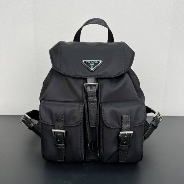 The latest catwalk backpack, Bz2811 classic hit, looks particularly cool and fas