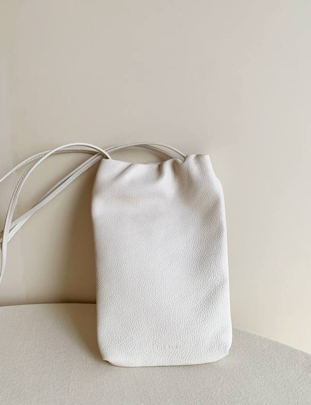 The small and exquisite mobile phone bag is really the first choice for spring a