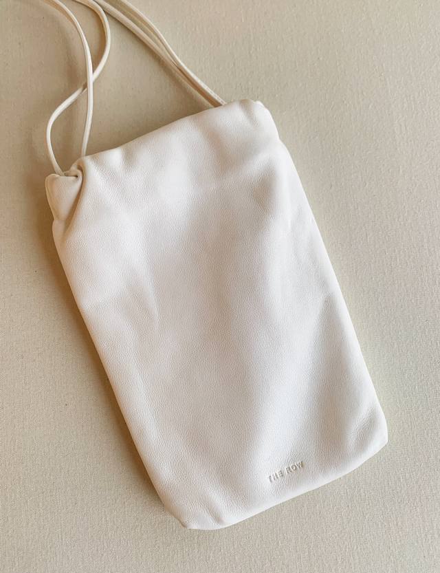 The small and exquisite mobile phone bag is really the first choice for spring a