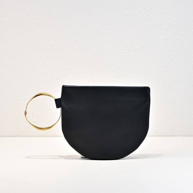 bracelet bag low-key and simple material: sheepskin hardware: pure steel gold si