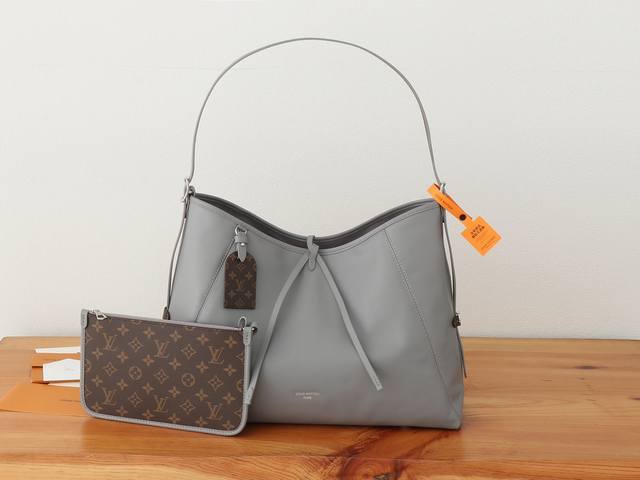 P The top original and enhanced Carryall Dark medium handbag with variable chip
