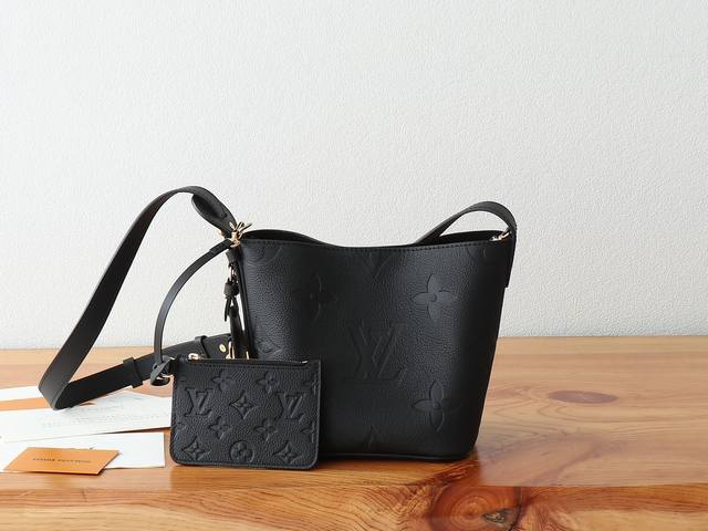 P 163C01 Dynamic Chip The top original and enhanced All In Bb handbag combines m
