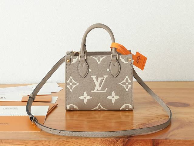 P The top-grade original and enhanced Onthego Bb handbag with chip-coded version