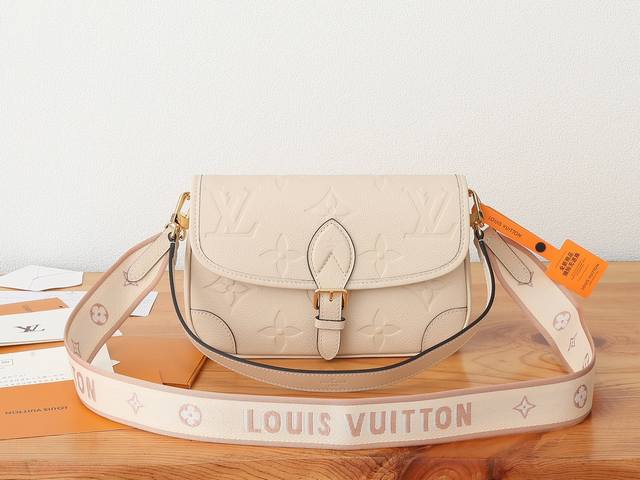 P Variable Chip Edition The top original and enhanced Diane handbag is made of L