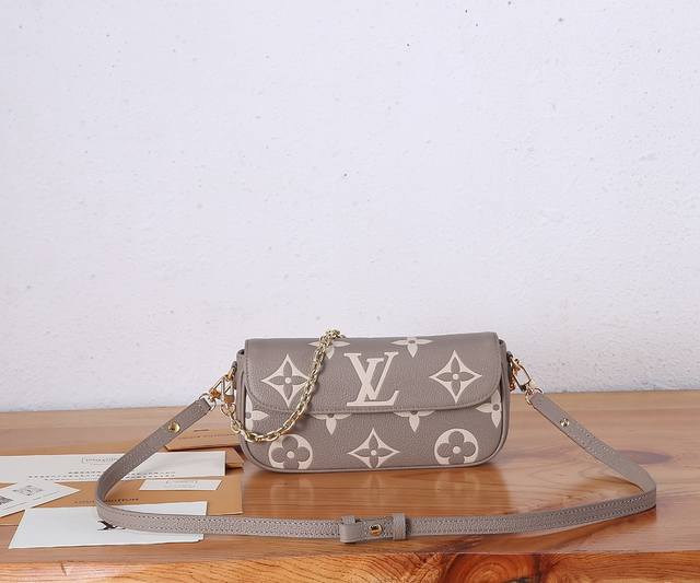 P The top-of-the-line, enhanced version of the Wallet On Chain Ivy is made of Mo