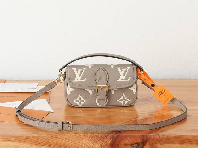 P The top original and enhanced Nano Diane bag with variable chip version conden