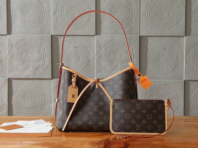 P 163C01Dynamic chipThe original, enhanced version of the Carryall small handbag