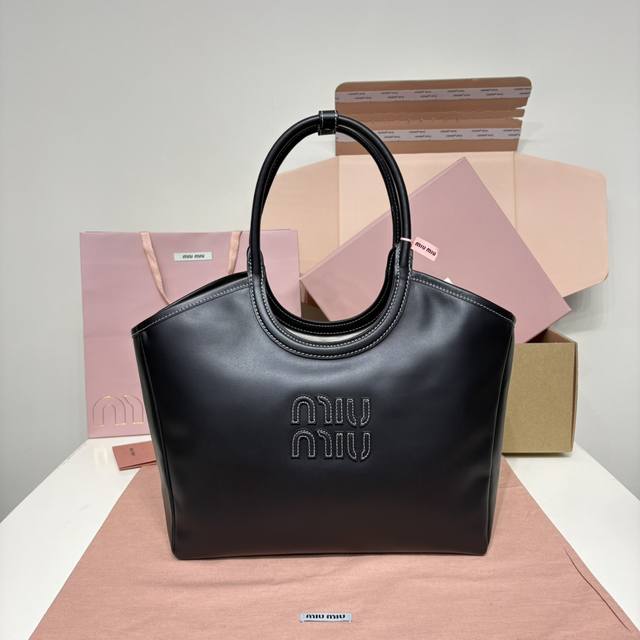 Medium black stock Miuhobo tote underarm bag! Series limited edition, this desig