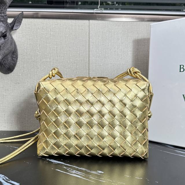 Model: 6007 Loop woven small square bag 22cm Bv's existing styles are all trendy