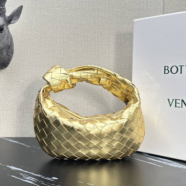 Model: 44053 Bv Jodie Mini Gold The bag shape has changed from square to round I