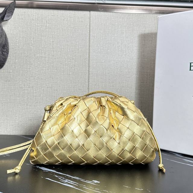 Model: 6001 Bv's iconic It Bag cloud bag small size Christmas model gold & silve