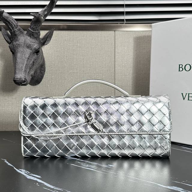 Model: 63078 Bv Andiamo Slouch Clutch Silver Each bag in this series is more pop