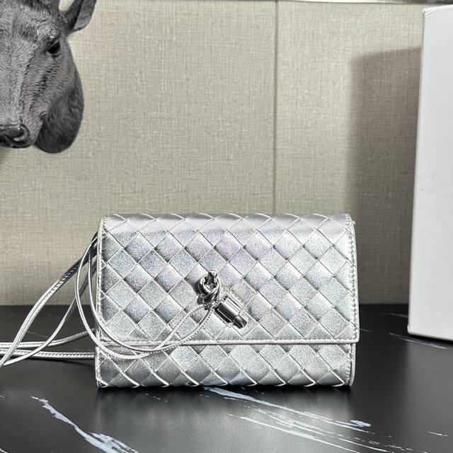 Model: 6052 Bv Andiamo family has a new member~ Andiamo Pouch The small version