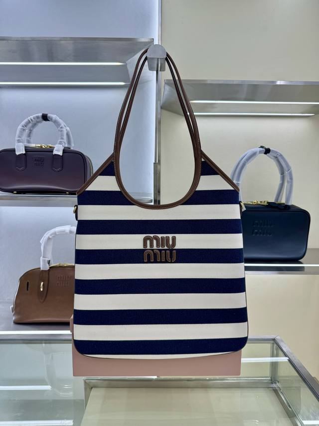 Model: 30879B Blue striped tote bag The latest striped canvas tote bag is here!