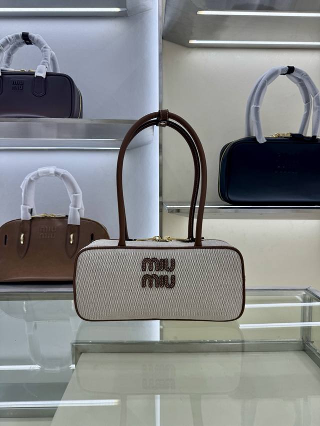 Model: 5Bb173 Mi* Mi* Beau canvas medium size The flexible canvas is paired with
