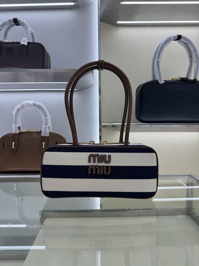 Model: 5Bb173 Mi* Mi* Beau canvas medium Navy blue and ivory white stripes appea