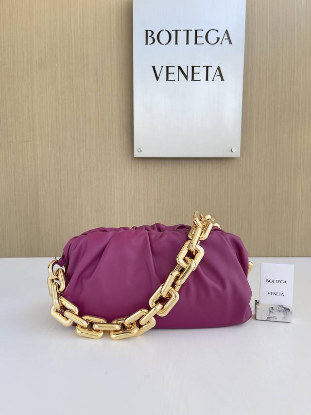 Model: 6 0 The most popular Bv iron chain cloud bag in the fashion industry has