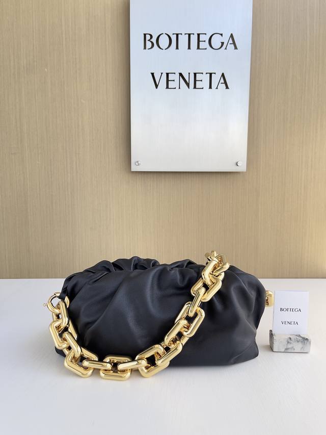 Model: 6 0 The most popular Bv iron chain cloud bag in the fashion world has bec