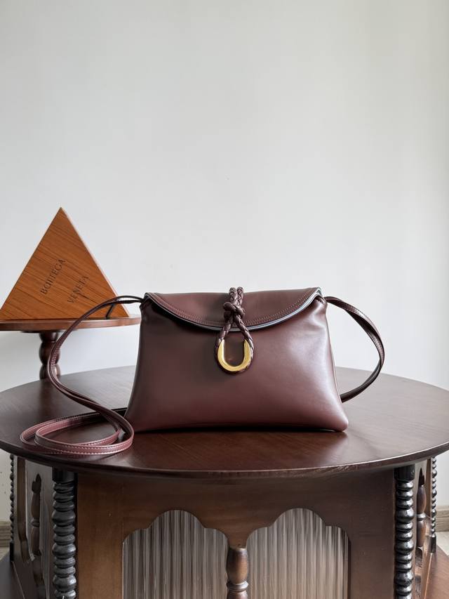Style number: 806030 Small size Bottega Veneta new Winter Liberta, smooth calfsk