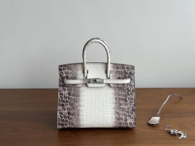All-steel hardware with crocodile pattern on the outer seam On the fashion stage