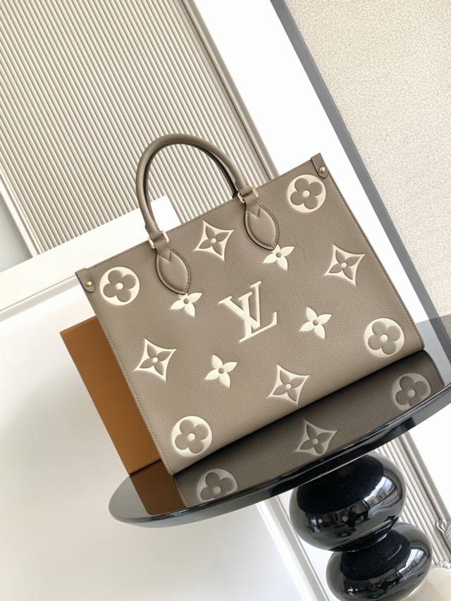 Superior Dynamic Chip This medium tote is made of soft grained cowhide leather,