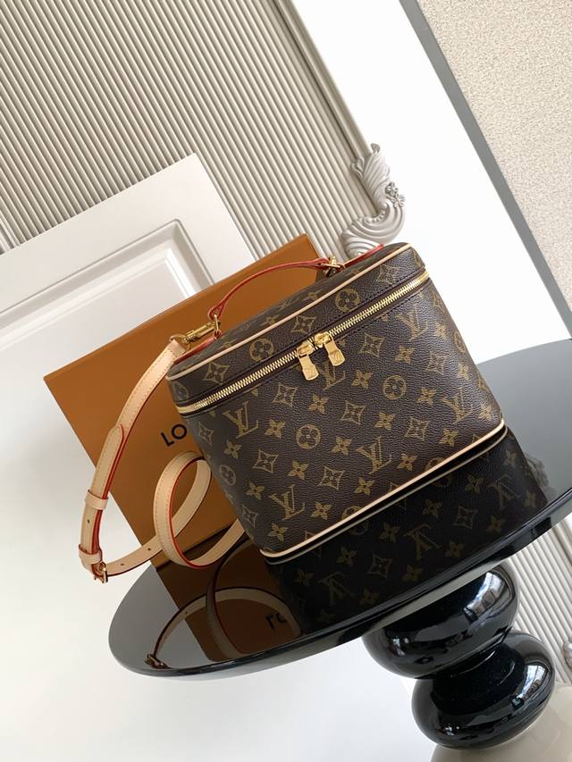 Premium Dynamic Chip Small is beautiful. Inspired by the iconic makeup bag, this