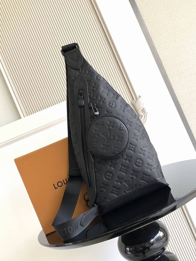 Super Dynamic Chip This shoulder bag is shaped with soft cowhide leather to crea