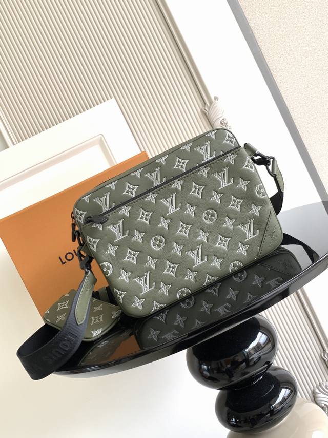 Special 163C01 dynamic chip This messenger bag is made of embossed cowhide leath