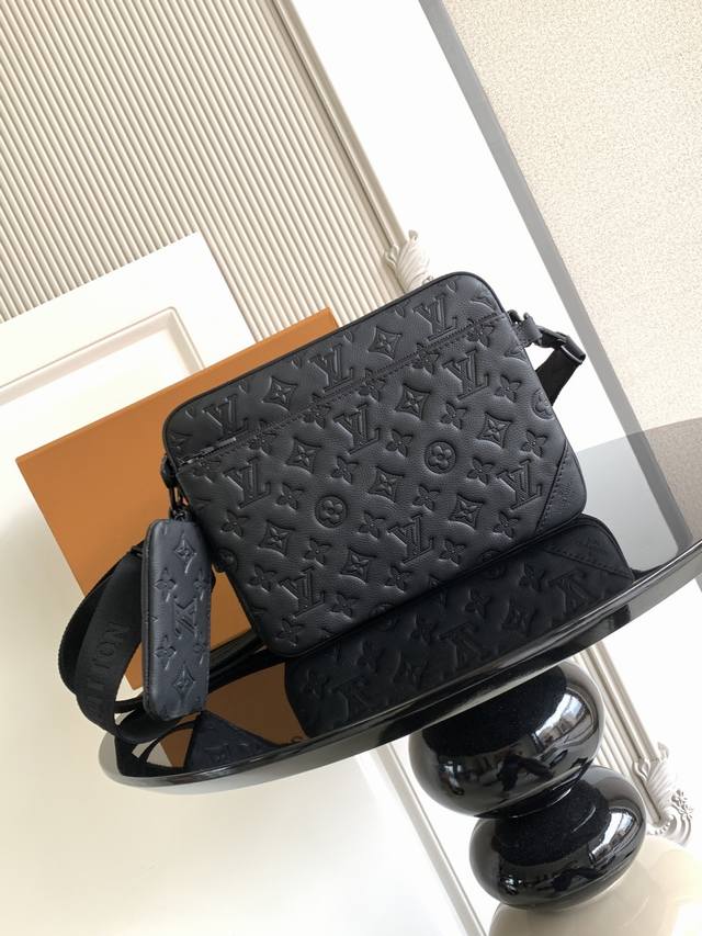 Special 163C01 dynamic chip This messenger bag is made of embossed cowhide leath