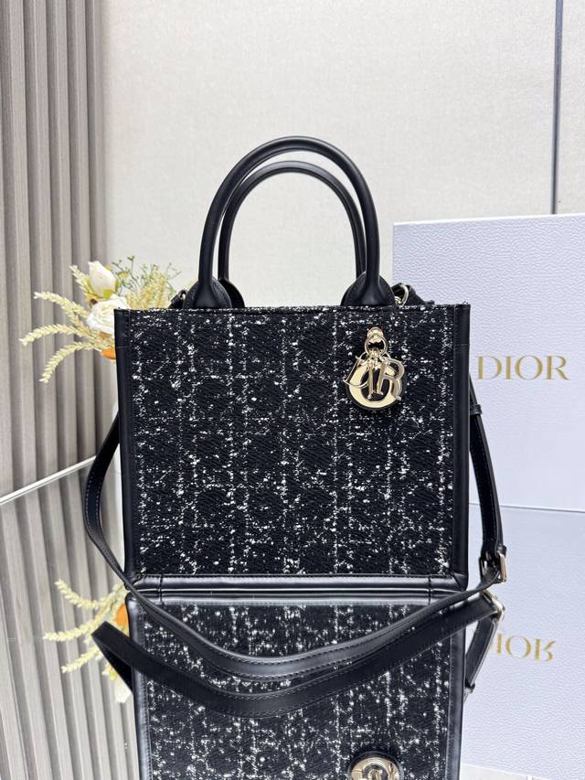 Authentic, high edition Small size of coarse black cloth and leather Dior Book T