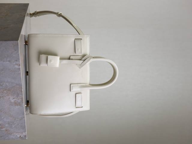 Authentic White hand-rubbed gold buckle accordion bag 22cm The most elegant acco