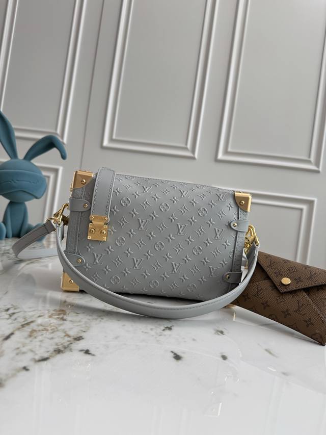 M25602 Top Original Dynamic 163 This Side Trunk Medium Handbag is subtly embosse