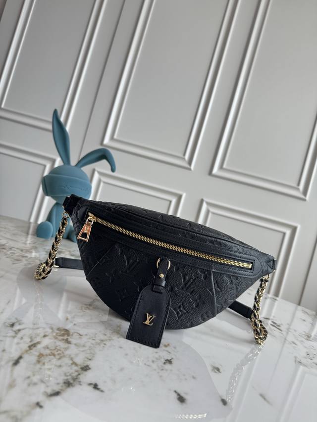 M14353This distinctive High Rise belt bag is reinterpreted this season in iconic