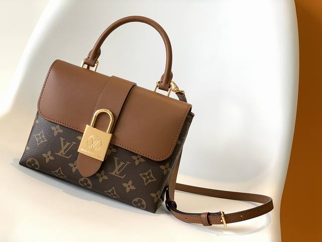 Top original dynamic chip This small and stylish Locky Bb handbag is made of Mon