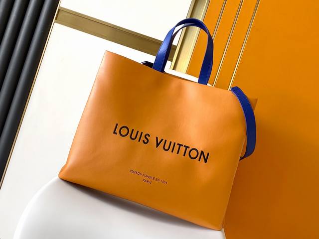 Dynamic 163 M24457 Top Original This medium Shopper handbag draws inspiration fr