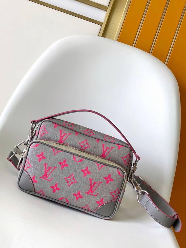 M15024 Top original dynamic 163 This Nil messenger bag is made of Pharrell Willi