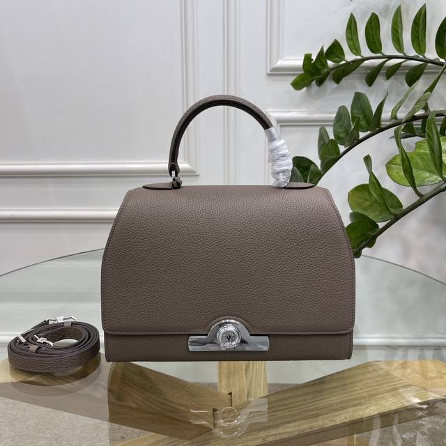 Moynat R