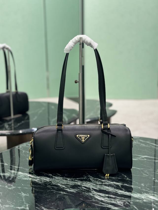 New Padlock Handbag This handbag is made of imported calfskin and imported sheep