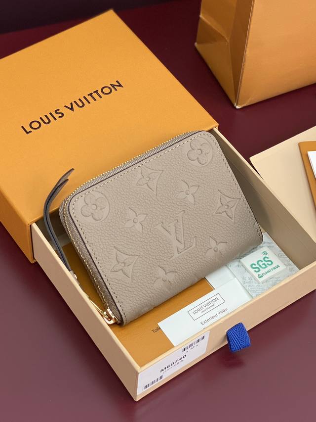 M60740 Khaki! This zippered coin purse is the perfect choice for urbanites. It i