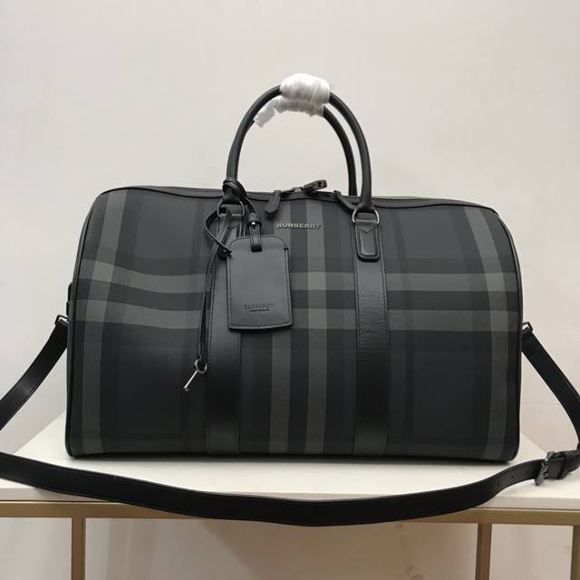 Top-quality original stand-up handbag from B, decorated with Bur check. Smooth c