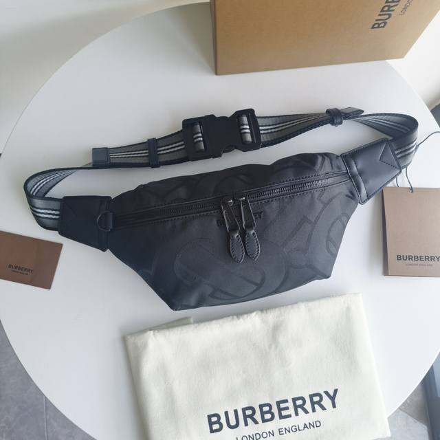 A belt bag inspired by 90s street style, featuring the brand's exclusive logo pa