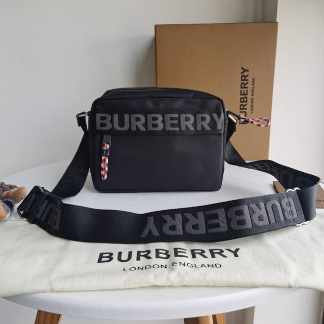 Original quality B's latest exquisite crossbody bag, with exquisite leather trim