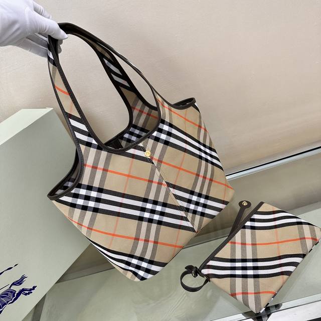 Burberry's latest soft and upright tote bag, made of cotton twill fabric and ref