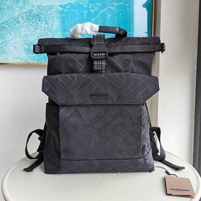 The original Burberry backpack 8053 is made of recycled polyester and cotton yar