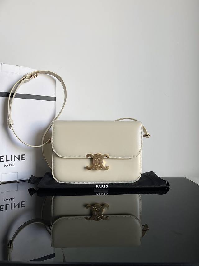 Triomphe medium, size: 22.5 x 16.5 x 7.5 cm. Original leather, steel hardware, T