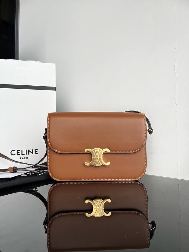 Triomphe medium, size: 22.5 X 16.5 X 7.5Cm. Original leather, steel hardware, Tr