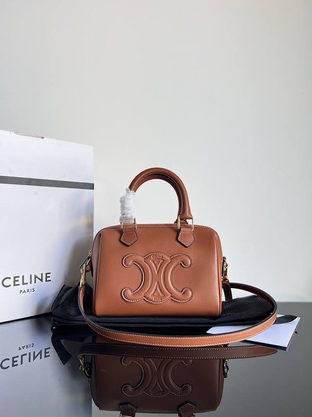 Original leather Small smooth cowhide Boston bag Original cowhide Size: 20 X 14